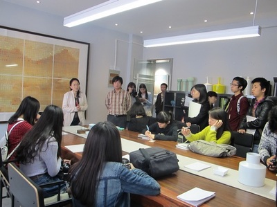 光影與人文的對話 學生記者走進曇華林，探秘舞臺藝術(shù)造型的幕后策劃